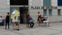 TEATRO KUMEN REPRESENTA EN LAS CALLES DE LA FELGUERA ´ESCENAS CORTAS´ DE DIFERENTES AUTORES.