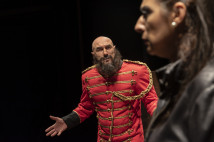 Cientos de espectadores ven los espectáculos de Teatro Kumen.